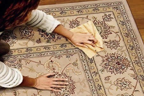 از بین‌ بردن لکه روی فرش کرمی